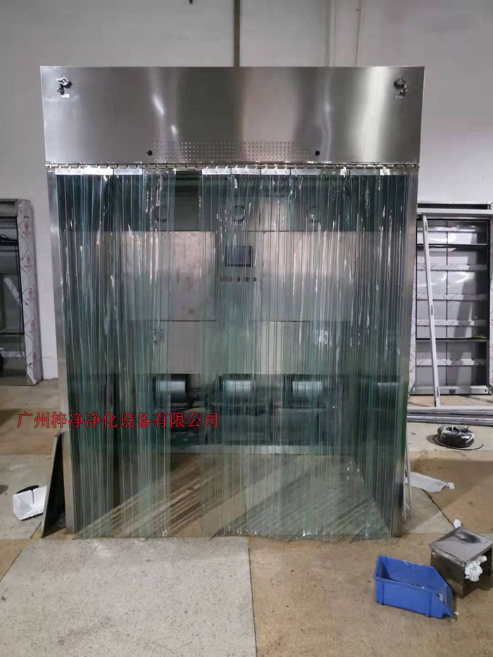潔凈層流采樣車具體要求；從室內空氣經過初效過濾器，從高效空氣過濾器出風，配無隔板高效過濾器過濾效率為：99.99@0.3μm和G4級初效過濾器，確保凈化級別，靜態100級美聯邦209E標準；