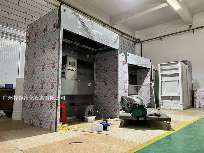 負壓稱量室在制藥行業中，潔凈室是確保藥品生產過程符合衛生標準的重要設施。