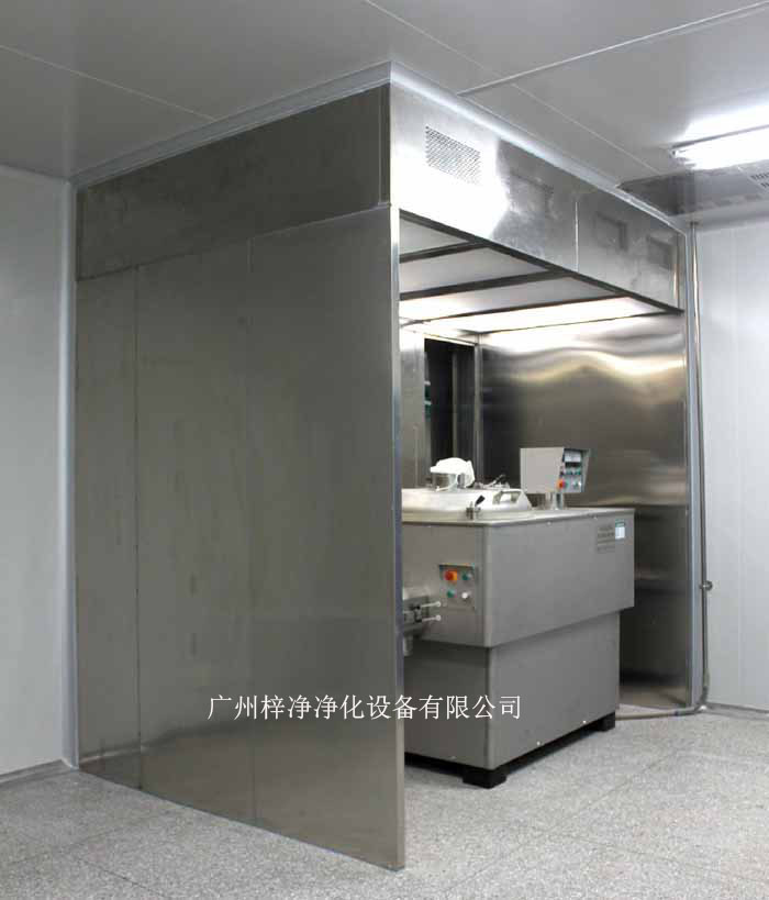 負壓稱量室由蜂鳴器、風速傳感器、PAO注入口、DOP檢測口、中效壓差表、初效壓差表、高效壓差表、集中控制屏、防塵插座、回風網孔板、排風網孔、啟動按鈕、急停、風機箱、風機、初效過濾器、液槽高效過濾器、照明燈具、均流膜、無隔板高效過濾器幾大部件組成的。